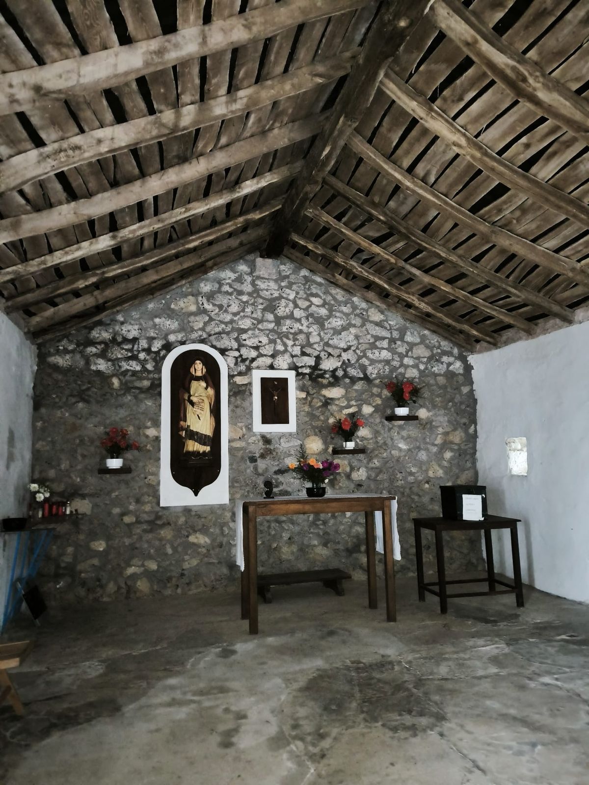 Santa Eufemia ermitaren barrualdea, zurezko sabai ikusgarriarekin eta harrizko aldare txiki batekin