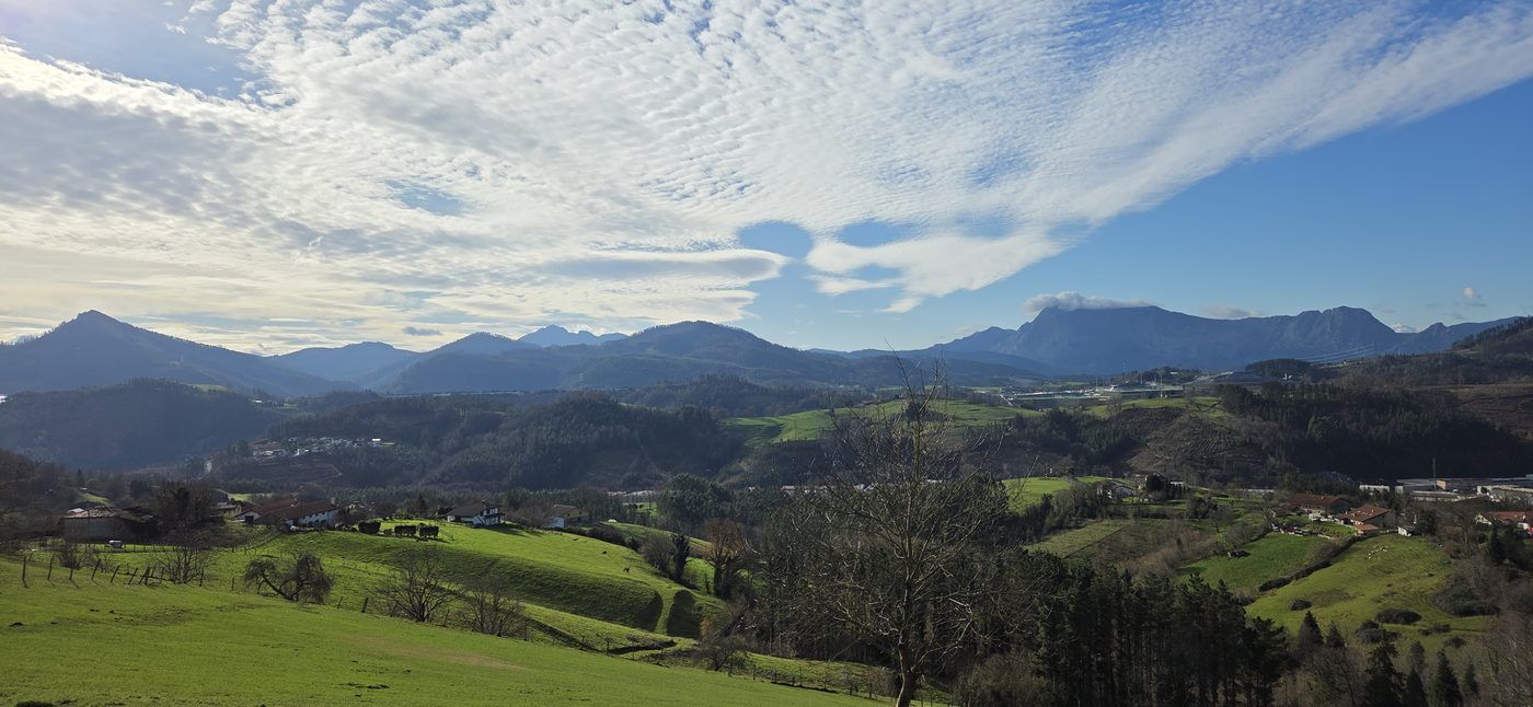 Vistas desde el recorrido de Trabakua, con los montes del Duranguesado al fondo