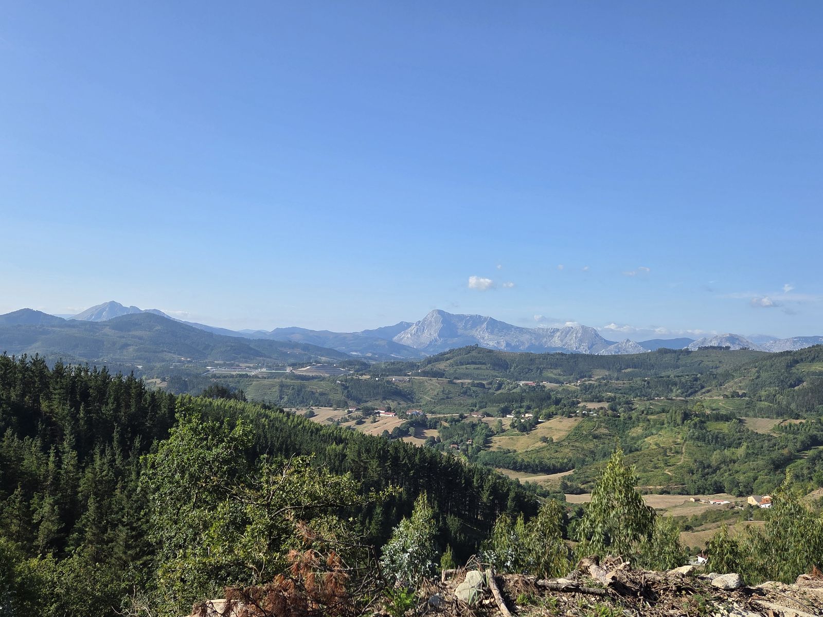 Vistas al Duranguesado desde Berano, con caseríos y prados en el valle