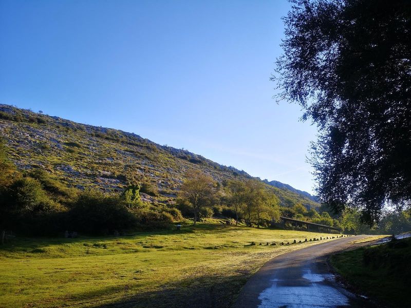 La campa de Atxagarai, con la bolera al fondo y la pe&ntilde;a caliza de Urregarai por encima