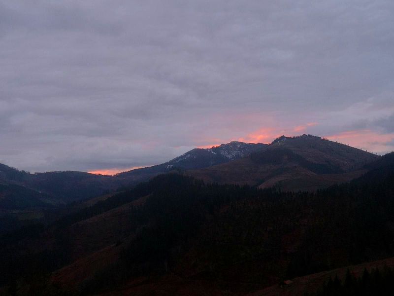 Amanecer con luz anaranjada sobre las monta&ntilde;as, al salir de Trabakua