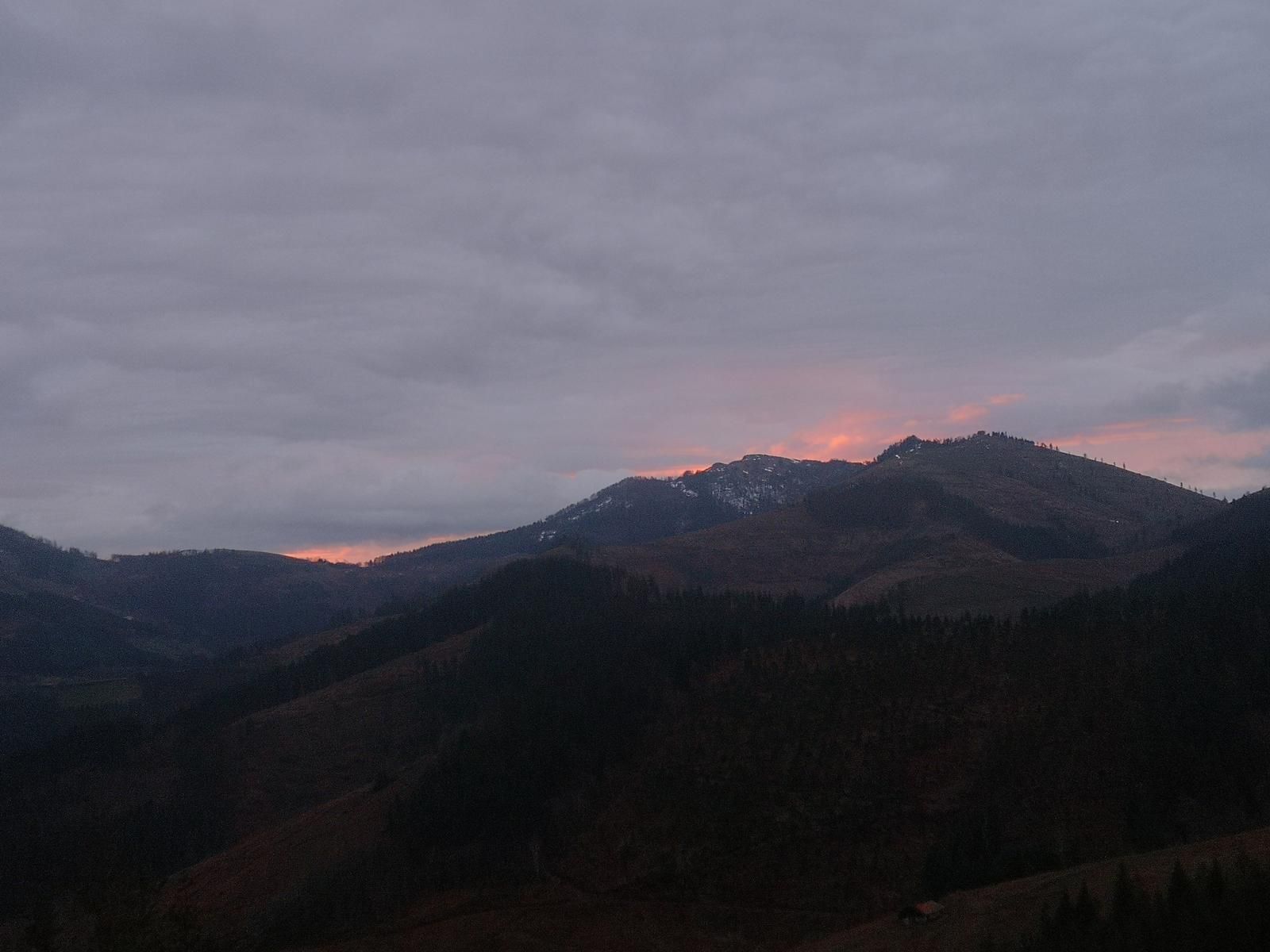 Amanecer con luz anaranjada sobre las montañas, al salir de Trabakua