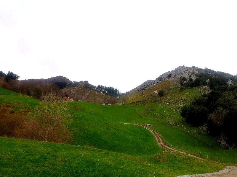 Pista junto a un caser&iacute;o de tejado rojo, en el valle cerca de Iturreta