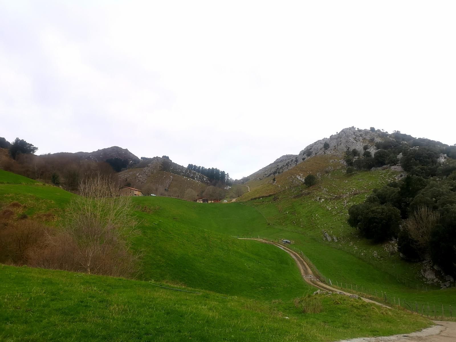 Pista junto a un caser&iacute;o de tejado rojo, en el valle cerca de Iturreta