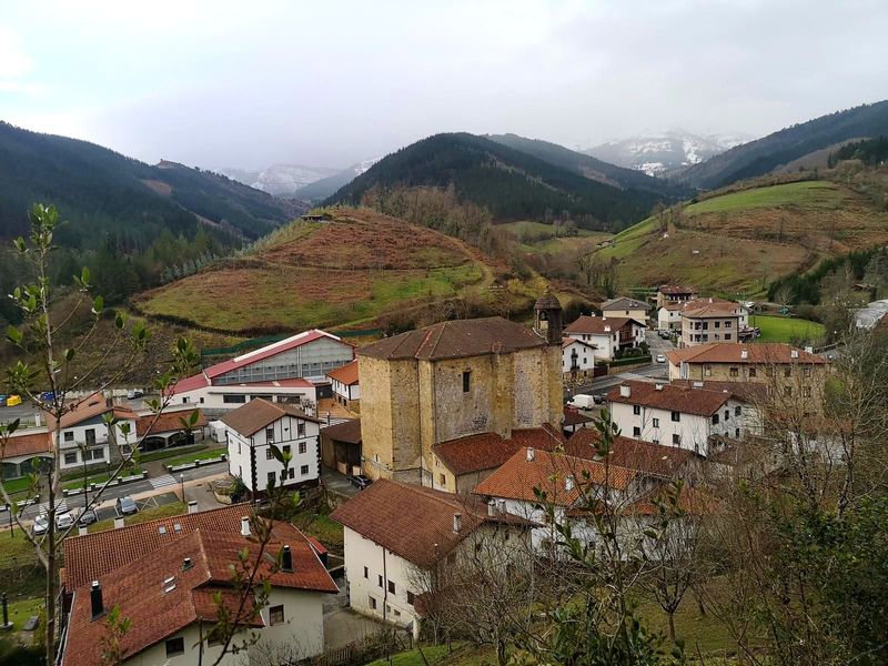 Vista de Bolibar, con la iglesia de piedra y los caser&iacute;os del pueblo
