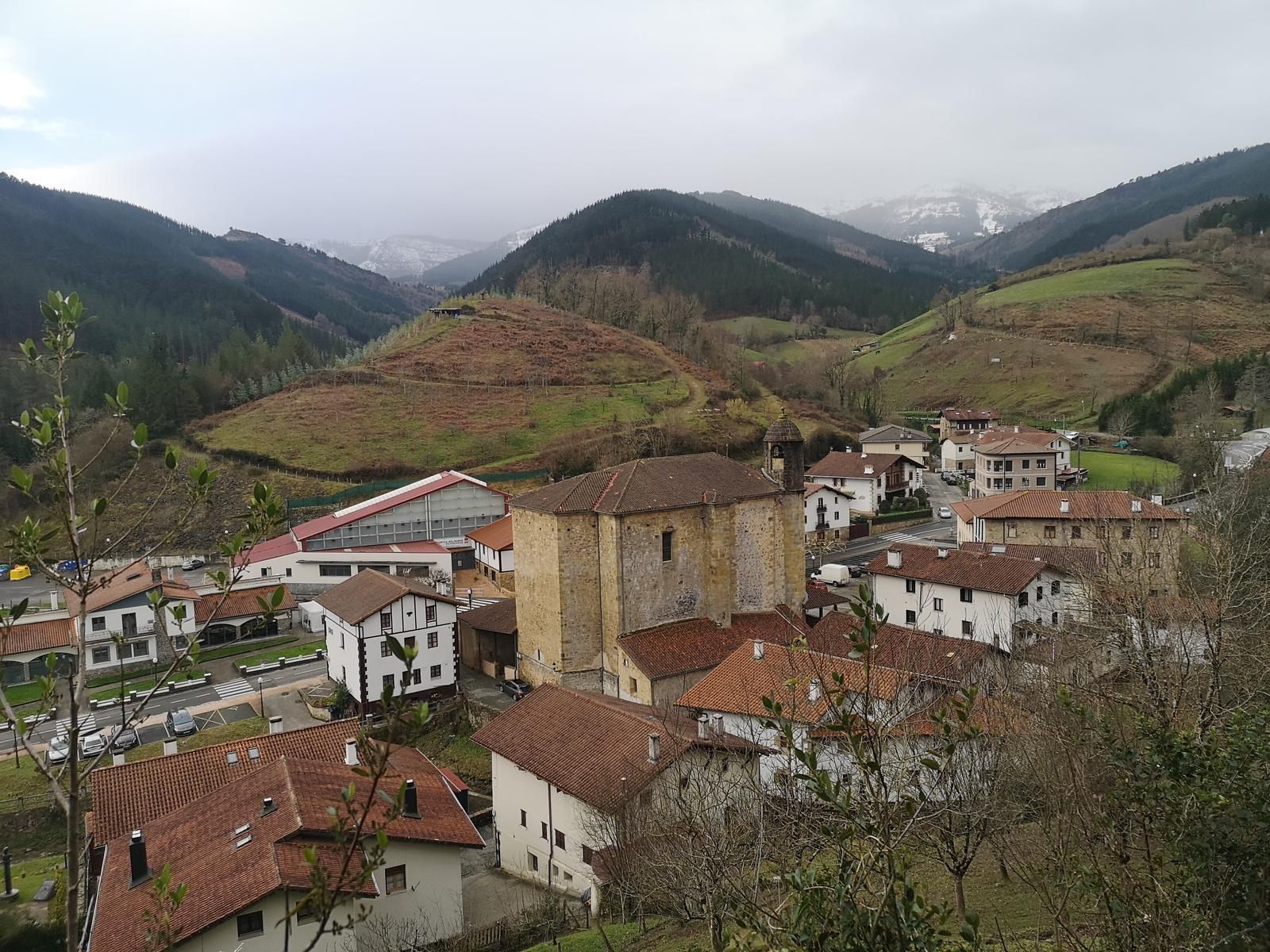Vista de Bolibar, con la iglesia de piedra y los caser&iacute;os del pueblo