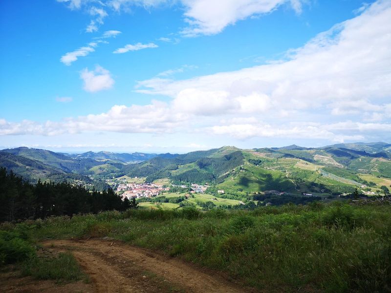 Vistas a Markina desde la pista de subida a Urregarai, con el valle y los montes verdes al fondo