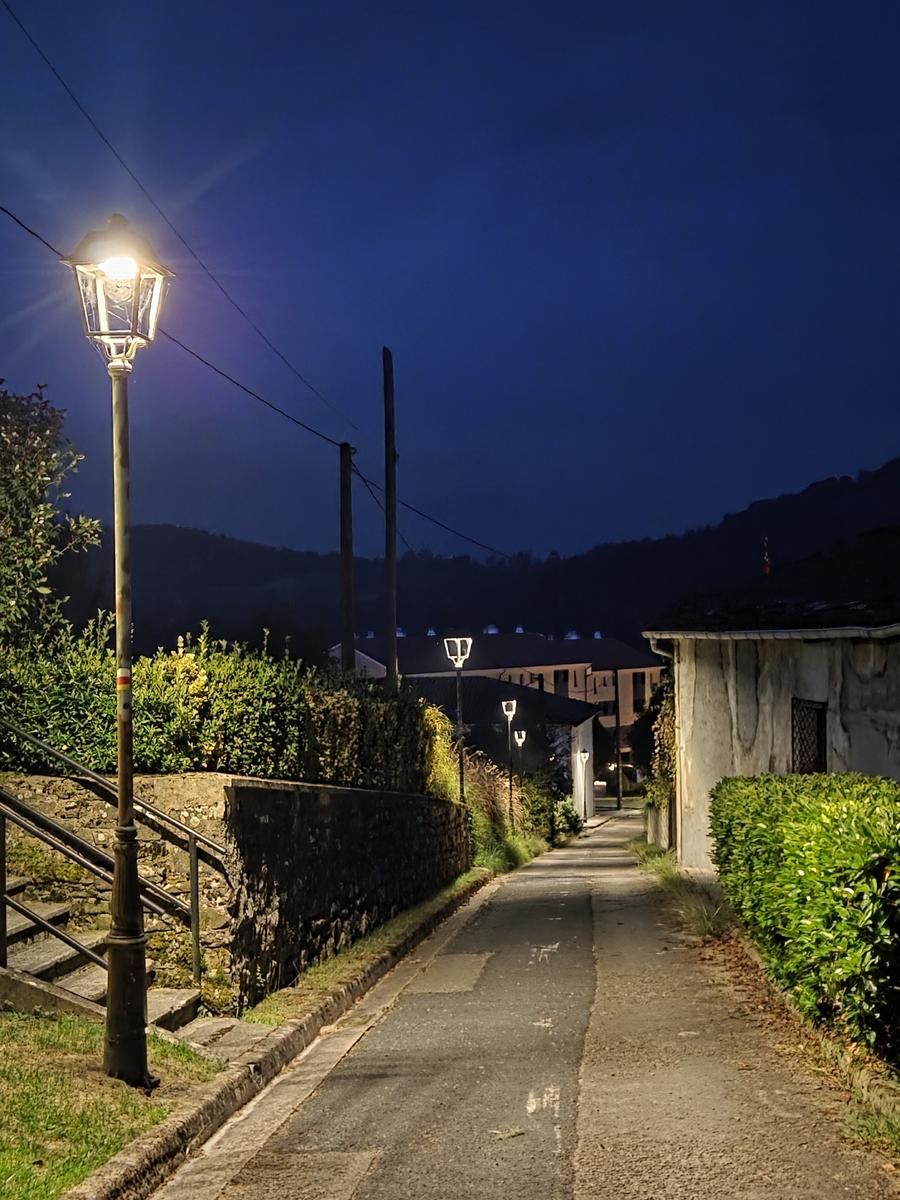 Farol piztua auzoko kale baten ondoan, gauean