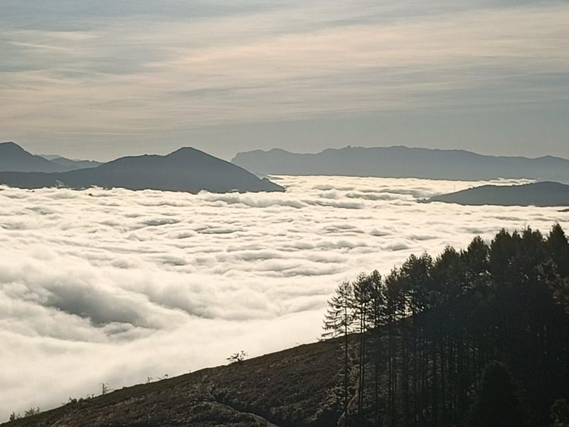Hodei itsasoa harana estaltzen, gailurrak gainetik agertzen direla