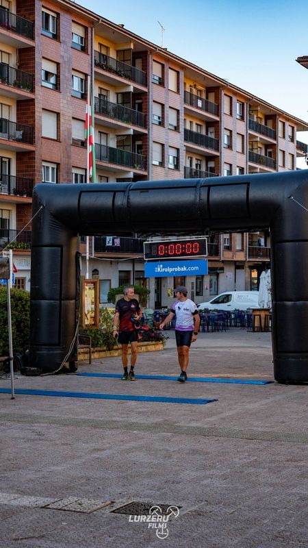 Zaldutrail-eko irteerako arkua Zaldibarko plazan, erlojua zeroan eta ikurri&ntilde;a atzealdean