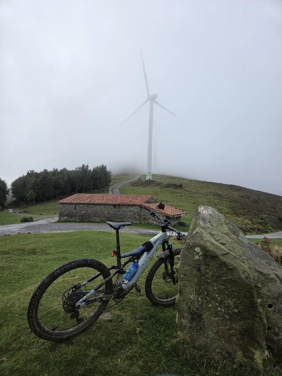 Bicicleta junto a un aerogenerador entre la niebla, cerca de Zengotitagane, km 27,7