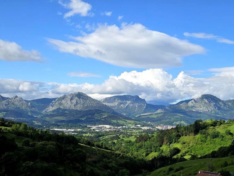 Vistas hacia el Anboto y el Alluitz, con Durango al fondo, desde lo alto de la ruta