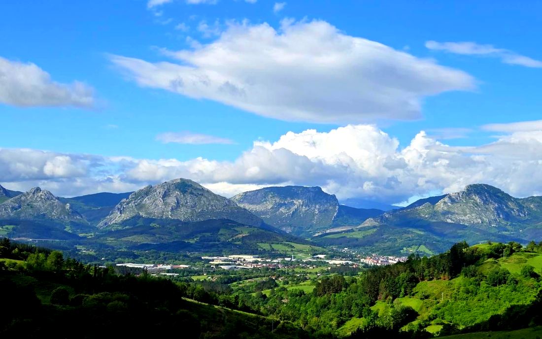 Vistas hacia el Anboto y el Alluitz, con Durango al fondo, desde lo alto de la ruta de Zengotitagane