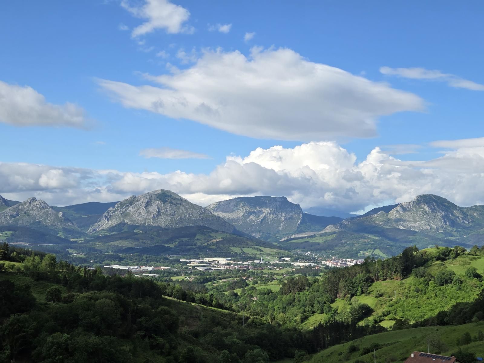 Vistas hacia el Anboto y el Alluitz, con Durango al fondo, desde lo alto de la ruta de Zengotitagane