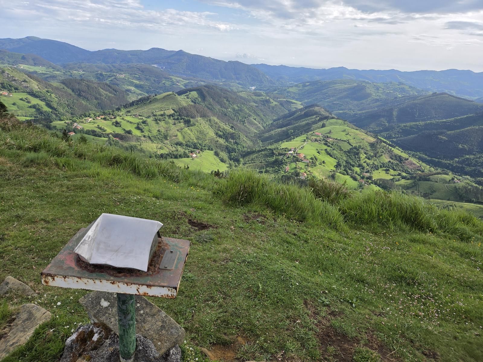 V&eacute;rtice geod&eacute;sico en Iturzurigana, el punto m&aacute;s alto de la ruta, con vistas alrededor